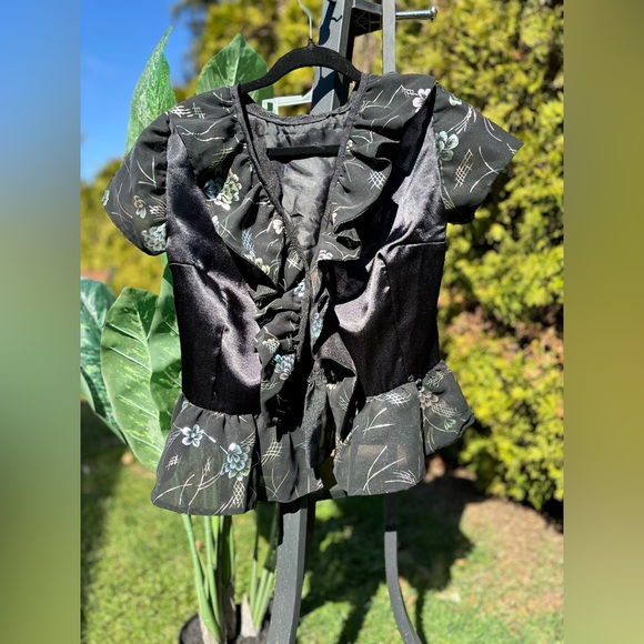 Beautiful blouse 🌼 - Picture 1 of 6